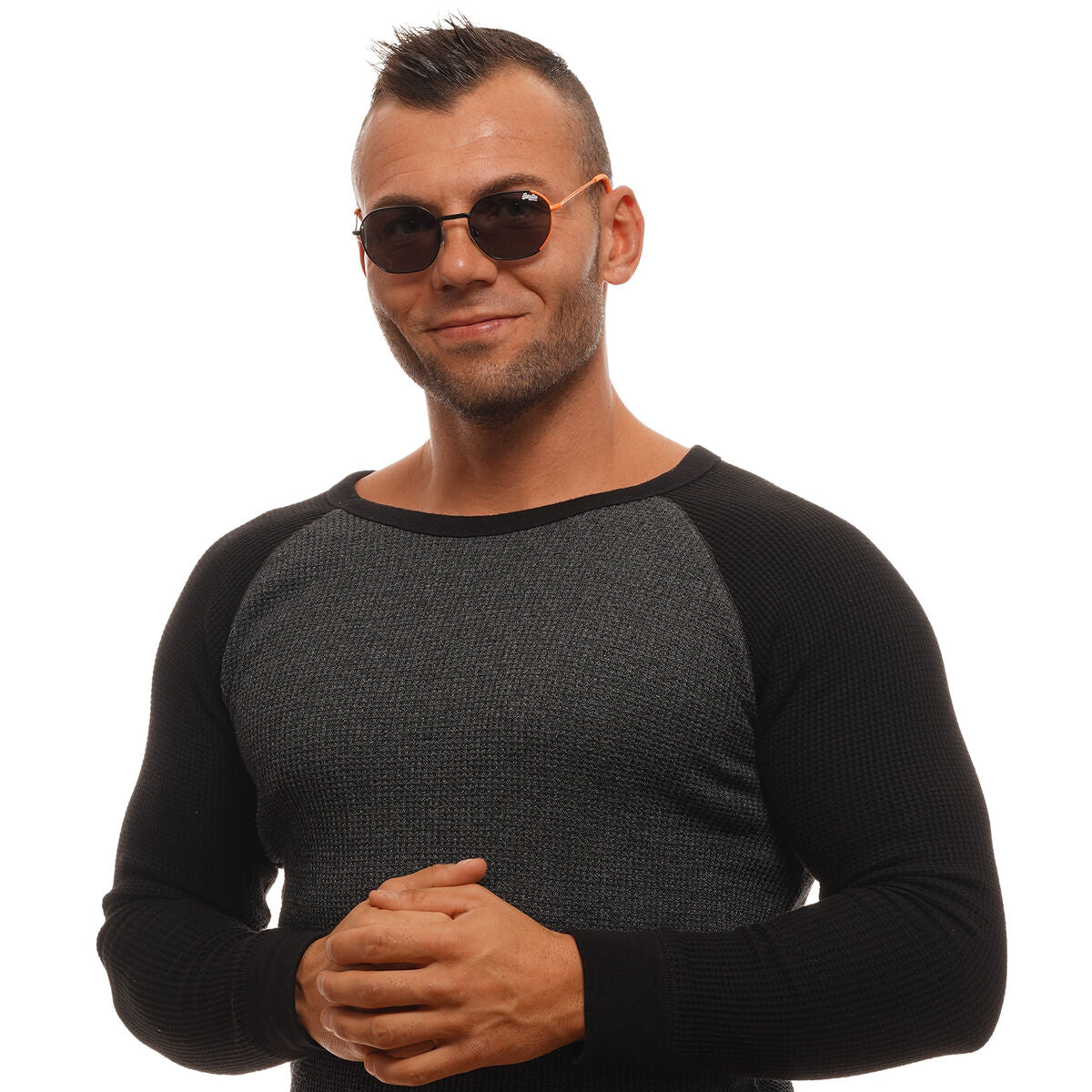Heren in stijlvolle Superdry zonnebril met ronde glazen en zwart montuur.
