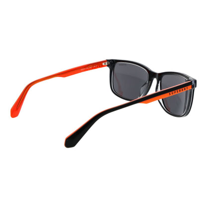 Zijaanzicht van de Superdry zonnebril heren in zwart met oranje accenten.