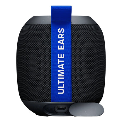Zwarte Logitech WONDERBOOM PLAY luidspreker met blauwe handgreep, achteraanzicht.