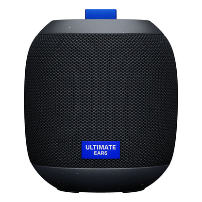 Detail van de Logitech WONDERBOOM PLAY luidspreker in zwart, met blauwe bevestigingslus.