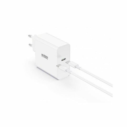 Urban Factory draagbare oplader in het wit, met USB-C poort en twee aansluitkabels.