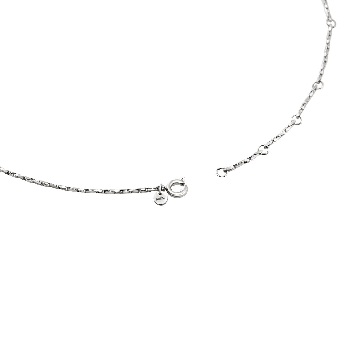Detail van de sluiting van de Breil ketting in sterling zilver met merklogo.