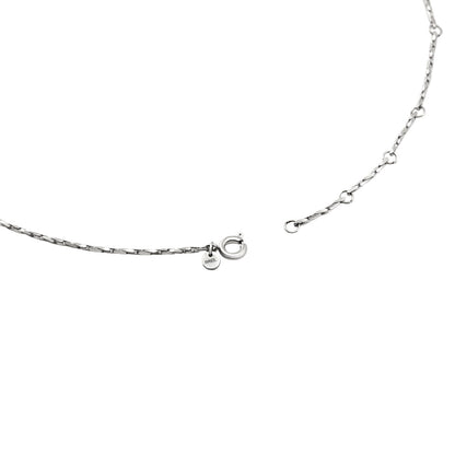 Detail van de sluiting van de Breil ketting in sterling zilver met merklogo.