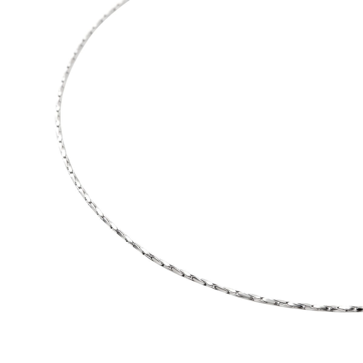 Detail van de elegante Breil ketting in sterling zilver met een verfijnde schakelstructuur.