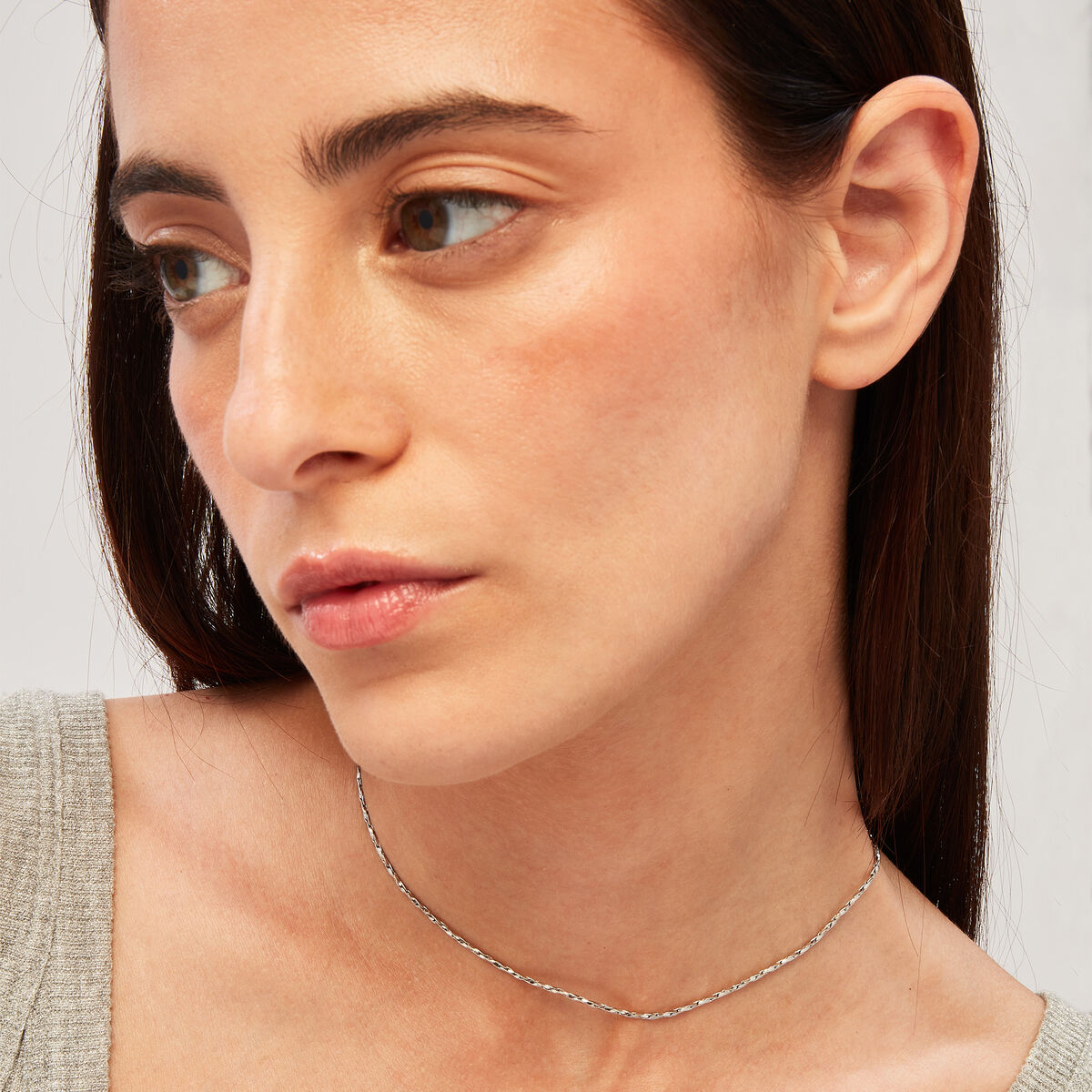 Close-up van de Breil sterling zilveren ketting, elegant gedragen om de hals.
