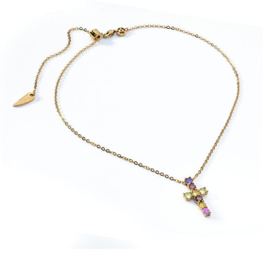 Stijlvolle AN Jewels ketting met gouden schakels en kleurrijke kruisbedel.