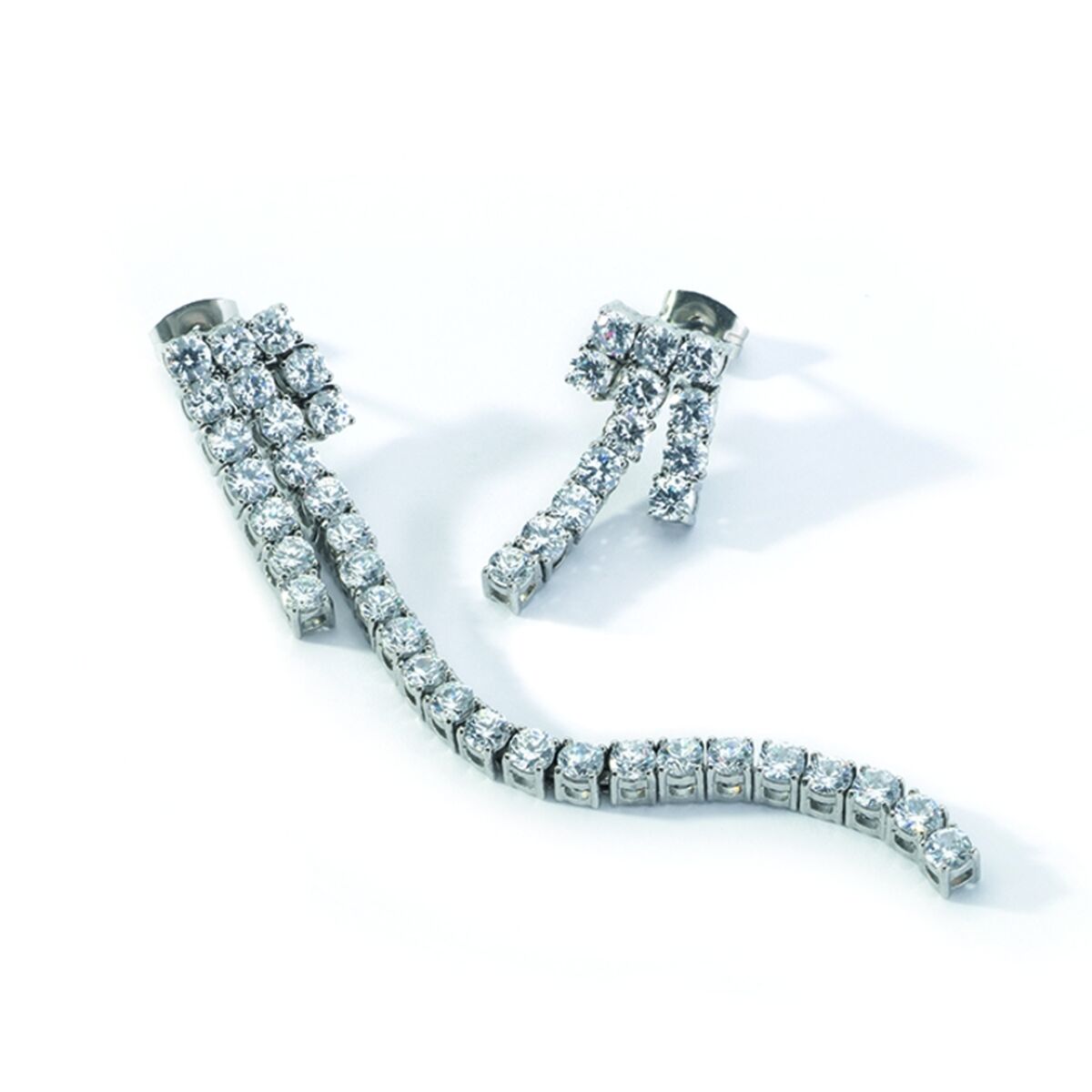 Stijlvolle AN Jewels oorbellen met glinsterende stenen in een elegante vorm.