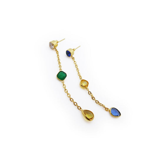 Elegante AN Jewels oorbellen met kleurrijke edelstenen en gouden ketting.