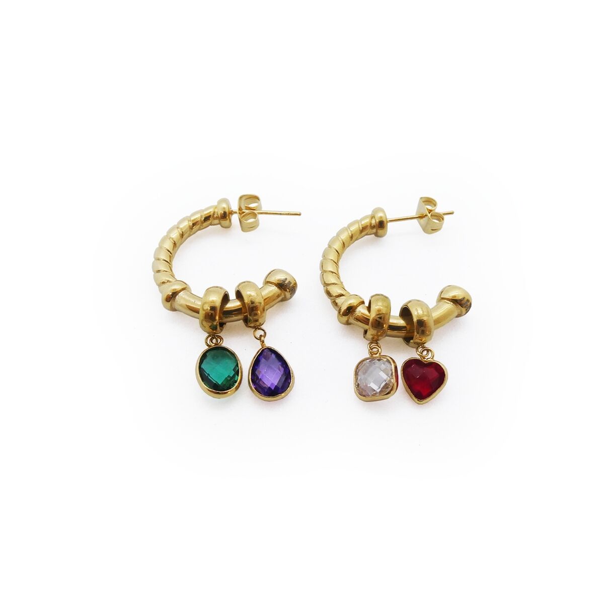 Gouden AN Jewels oorbellen met kleurrijke hangers in groen, paars en rood.