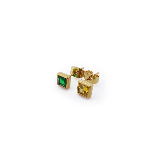 Trendy AN Jewels oorbellen met groene en gele vierkante stenen, elegant ontwerp.