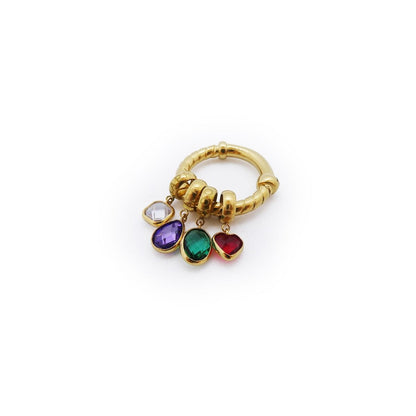Gouden AN Jewels ring met unieke, kleurrijke edelsteenhangertjes.