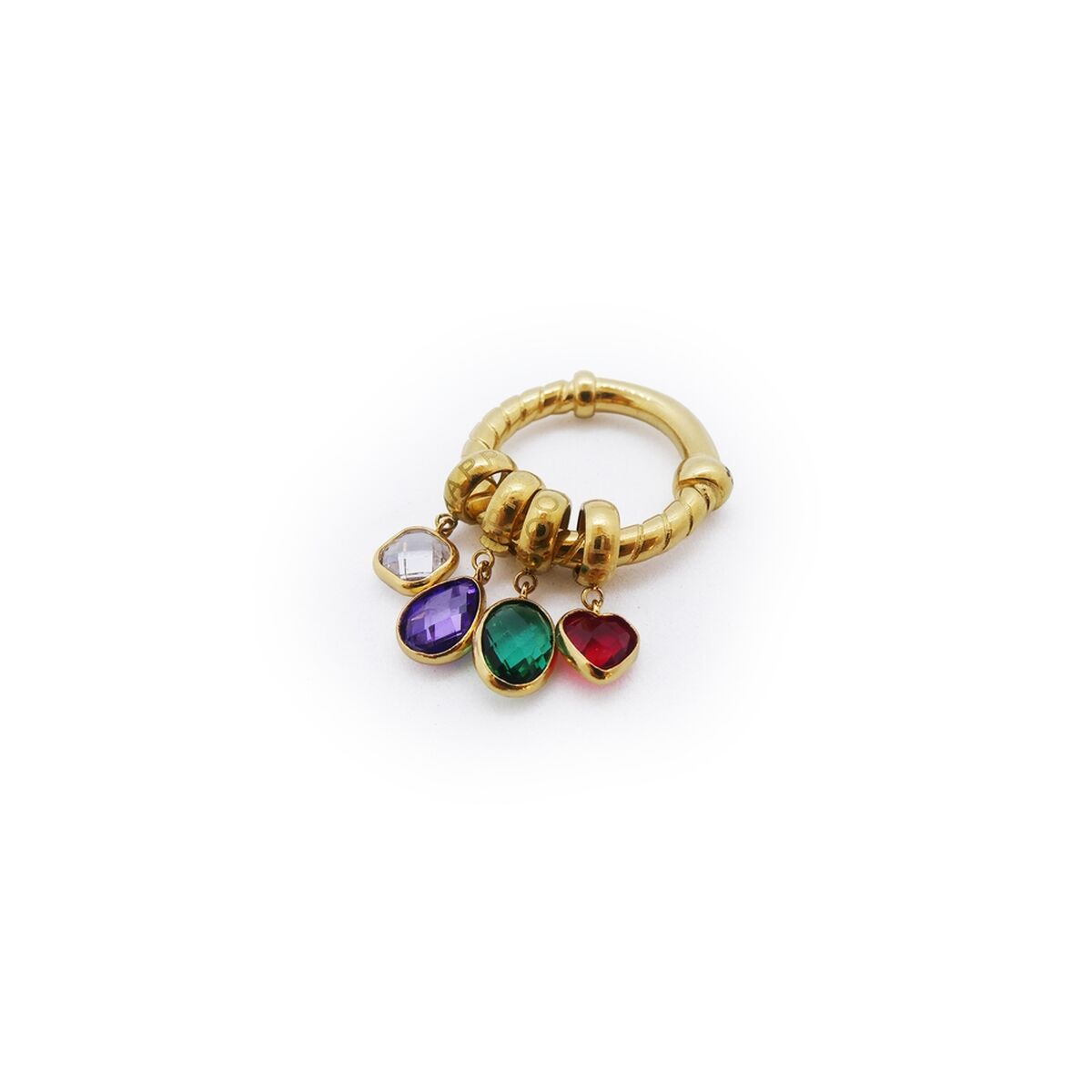 Detail van de AN Jewels ring met kleurrijke edelstenen in een gouden setting.
