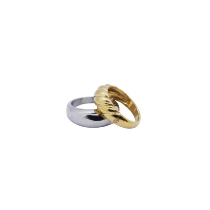 Detail van de AN Jewels ring met een gouden en zilveren variant, elegant ontwerp.