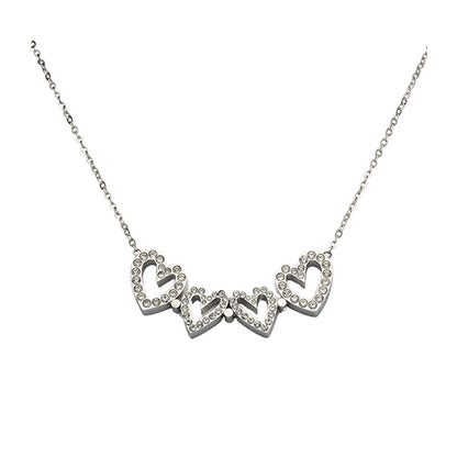 Detail van de AN Jewels ketting met hartvormige bedels en sprankelende stenen.