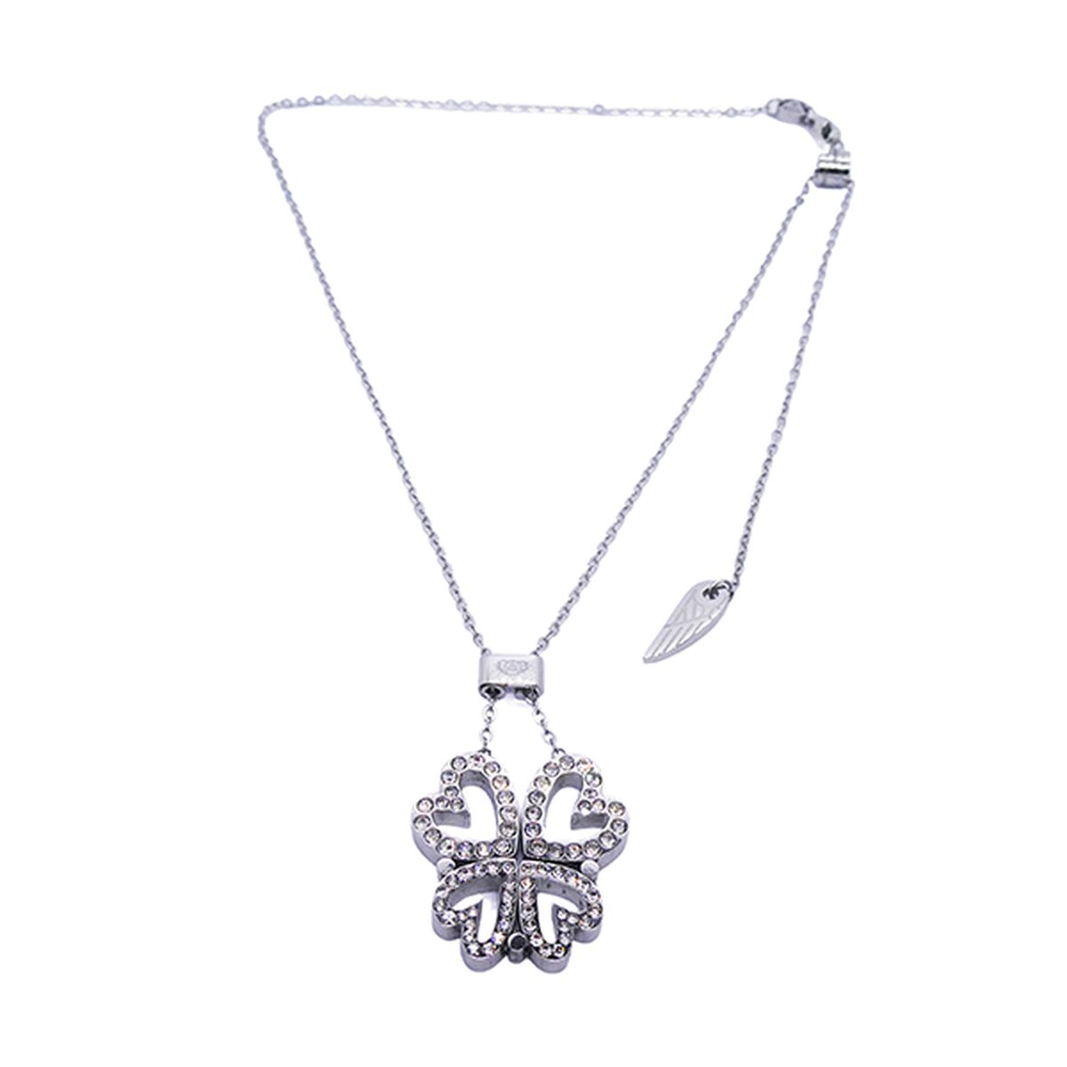 Detail van de AN Jewels ketting met een elegante vlinderhanger versierd met strass.