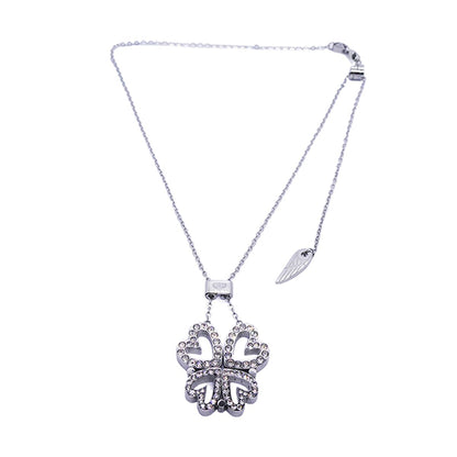 Detail van de AN Jewels ketting met een elegante vlinderhanger versierd met strass.