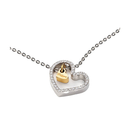 Detail van de AN Jewels armband met hartvormige hanger en sprankelende stenen.
