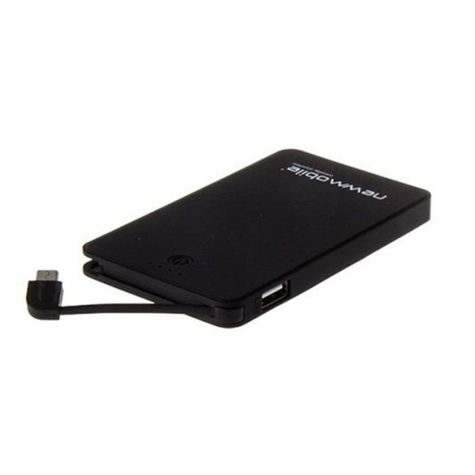 Zwarte Newmobile Powerbank met micro USB-aansluiting en compact ontwerp.