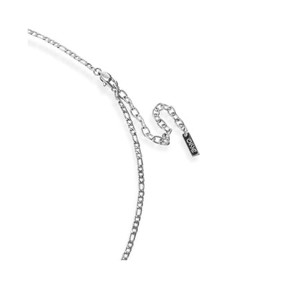 Detail van de zilverkleurige ketting van One Jewels met elegant ontwerp en sluiting.