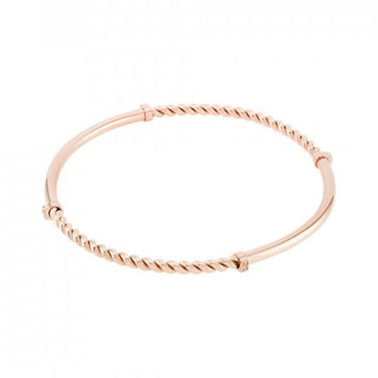 Gouden One Jewels armband met elegant ontwerp en gedraaide details.