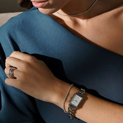 Detail van de zilverkleurige One Jewels ring, gedragen bij een elegante outfit.