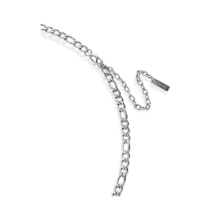 Detail van de zilverkleurige One Jewels ketting met schakels en logo.