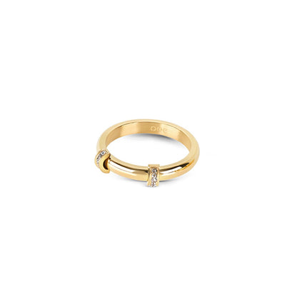Detail van de One Jewels gouden ring met elegante glanzende afwerking en subtiele steentjes.