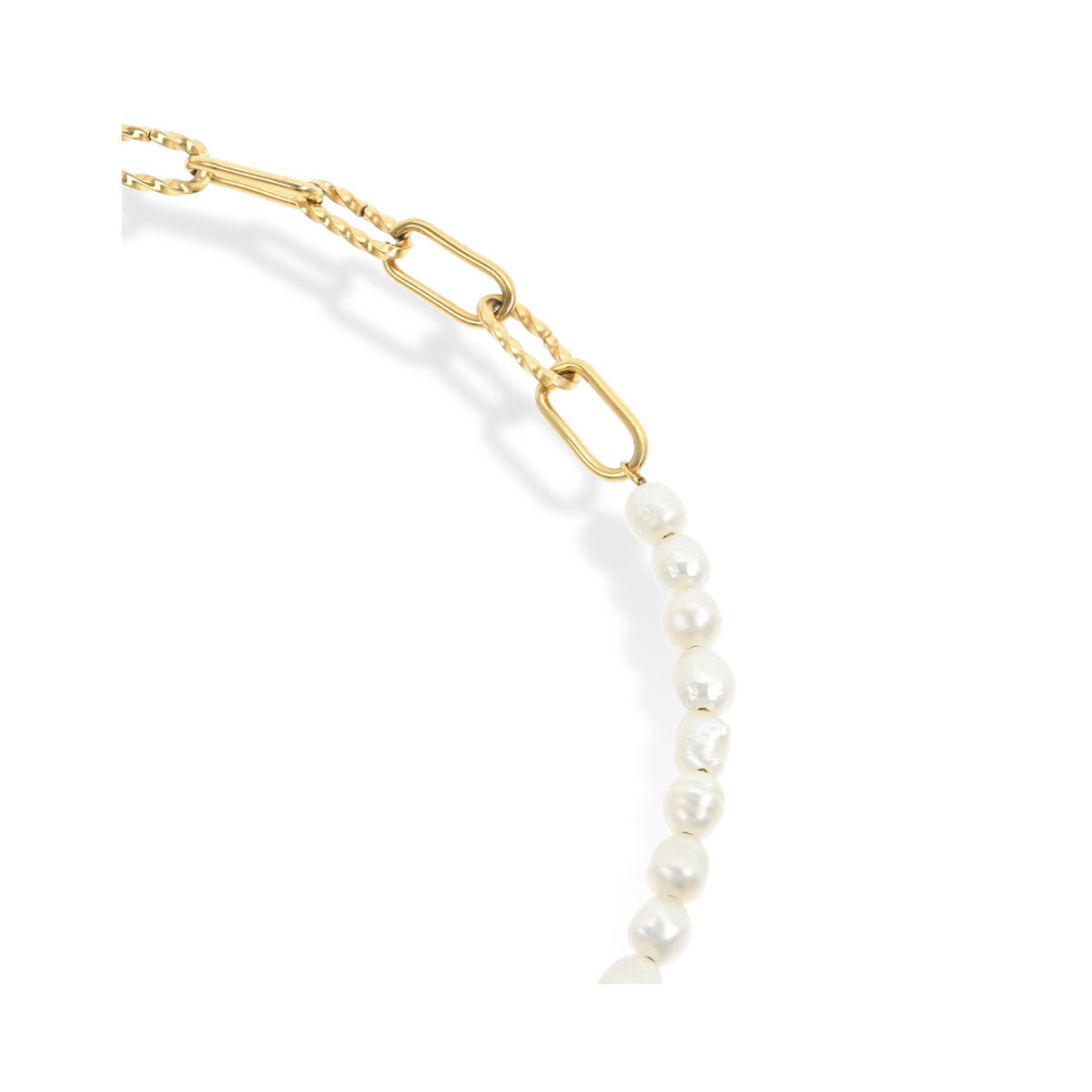 Detail van de gouden One Jewels ketting met parelachtige elementen en schakels.