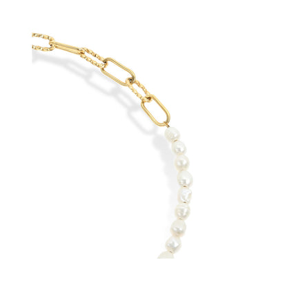 Detail van de gouden One Jewels ketting met parelachtige elementen en schakels.