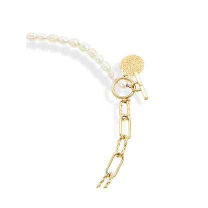 Detail van de gouden ketting van One Jewels met elegante sluiting en parelaccenten.