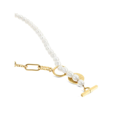 Detail van de gouden One Jewels ketting met parels en een elegante sluiting.