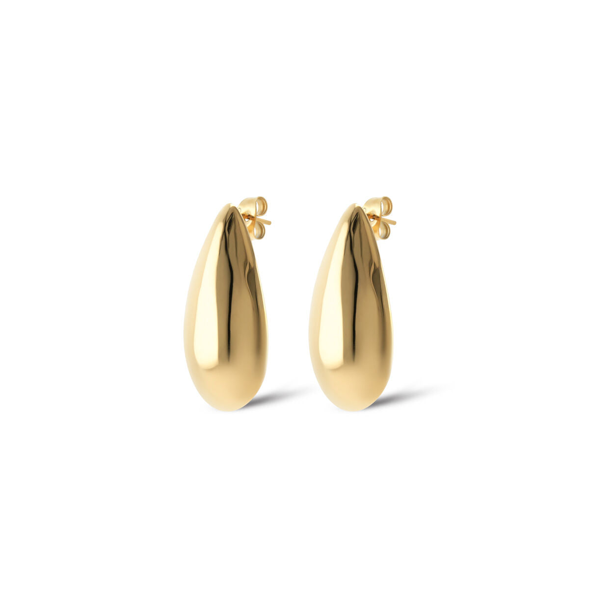 Detail van de gouden One Jewels oorbellen met een elegante druppelvorm.