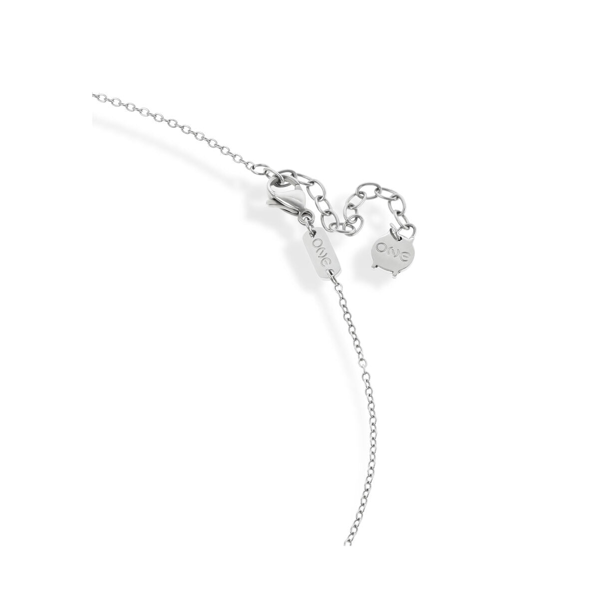 Detail van de zilverkleurige One Jewels ketting met sluiting en merklogo.