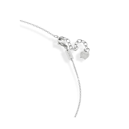 Detail van de zilverkleurige One Jewels ketting met sluiting en merklogo.