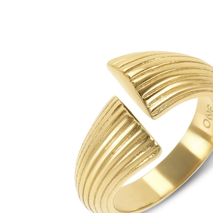 Detail van de gouden One Jewels ring met elegante, gestreepte afwerking.