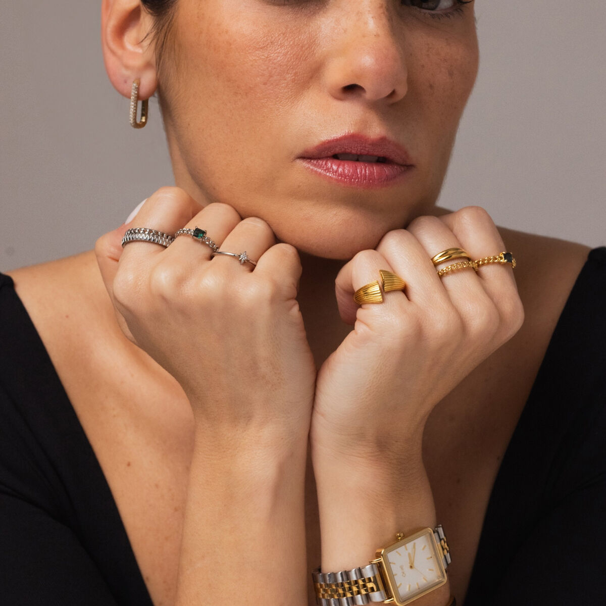 Detail van de gouden One Jewels ring gedragen met andere sieraden op een hand.