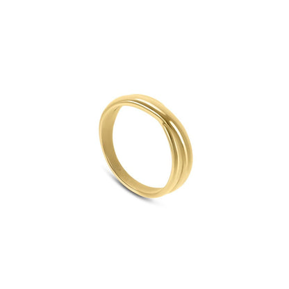 Elegante gouden ring van One Jewels met een strakke, moderne vorm en maat 6.