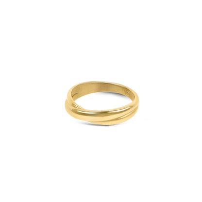 Zijaanzicht van de gouden One Jewels ring met een elegant, gedraaid ontwerp.