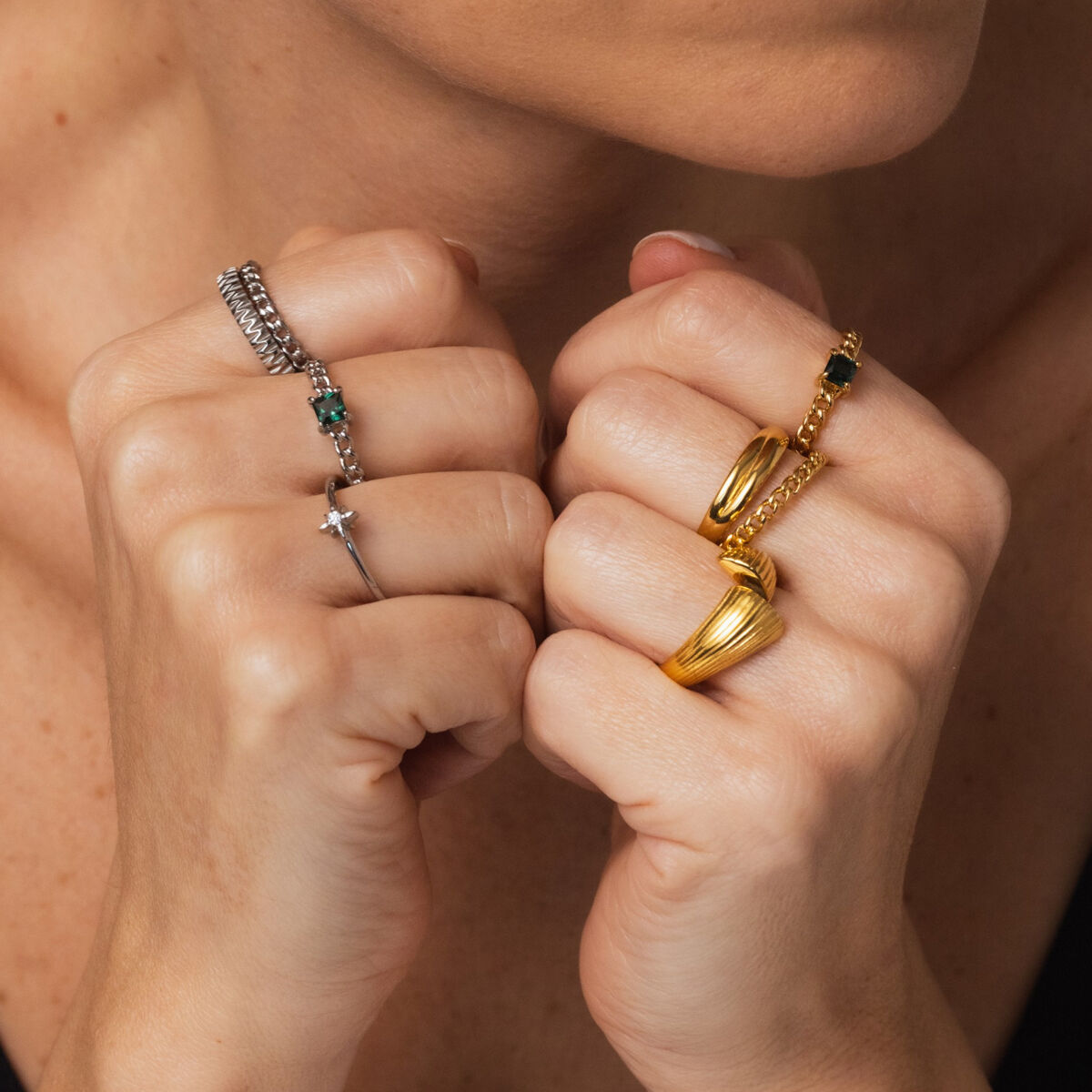 Detail van de One Jewels gouden ring met elegant ontwerp, gedragen op de rechterhand.