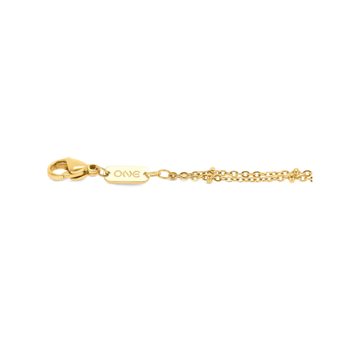 Detail van de gouden One Jewels armband met sluiting en merklabel.