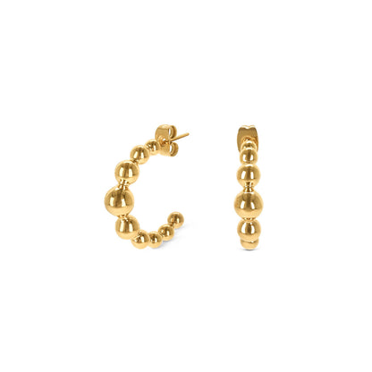 Detail van de One Jewels Oorbellen met gouden bollen in elegant ontwerp.
