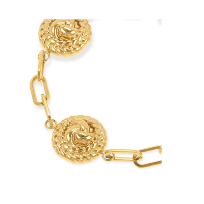 Detail van de gouden One Jewels armband met elegante schakel en decoratieve sluiting.