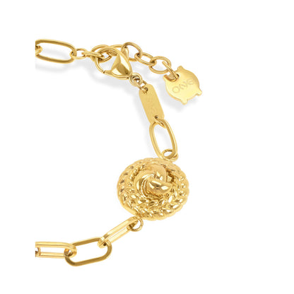 Detail van de gouden One Jewels armband met een elegante schakel en een decoratieve sluiting.