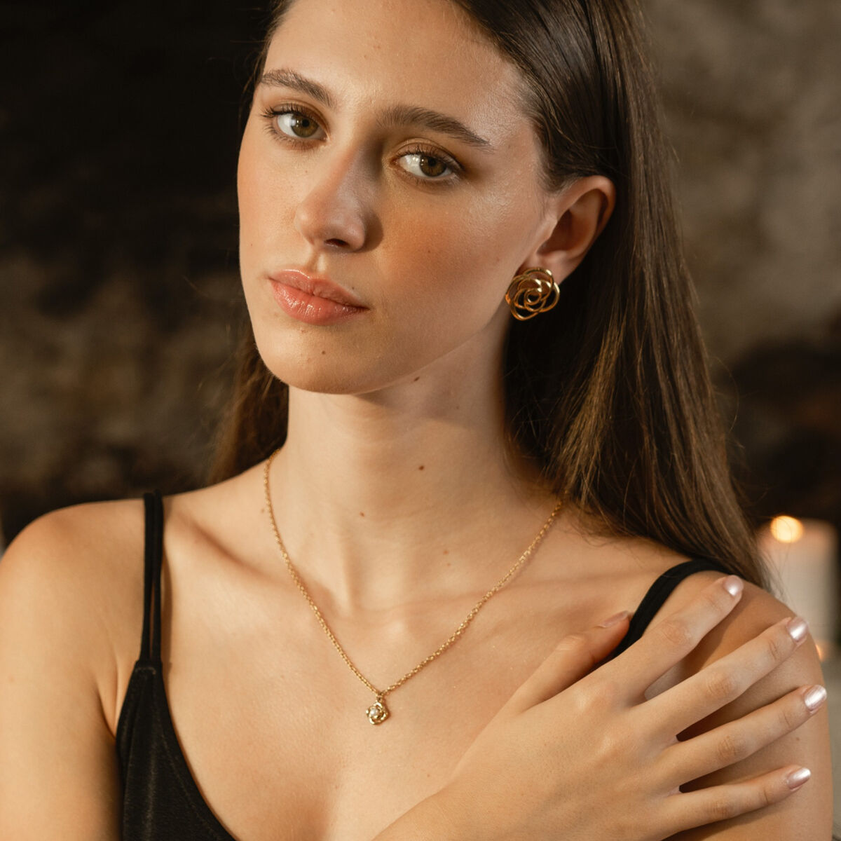 Detail van de One Jewels gouden armband, elegant gedragen door een model met sieraden.