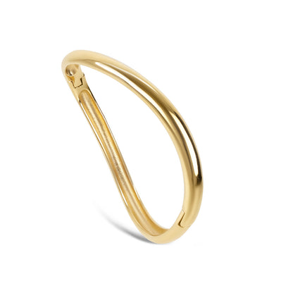Detail van de One Jewels gouden armband met elegante afwerking en verfijnde vorm.