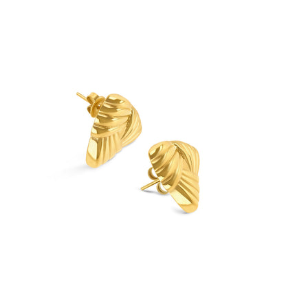 Detail van de gouden One Jewels oorbellen met elegant, golvend ontwerp.