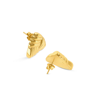 Detail van de gouden One Jewels oorbellen met elegant, golvend ontwerp.