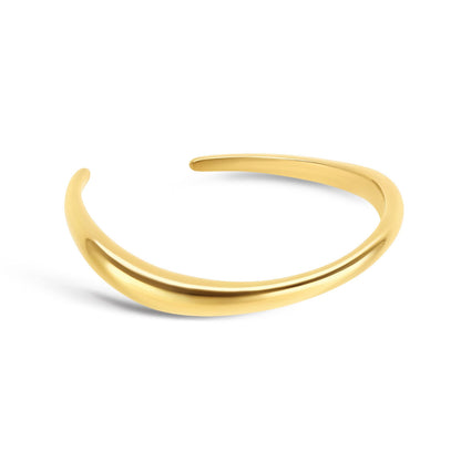 Gouden One Jewels armband met een elegant, vloeiend ontwerp in zijaanzicht.