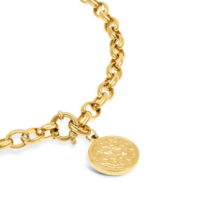 Detail van de gouden One Jewels ketting met een ronde, gestructureerde hanger.