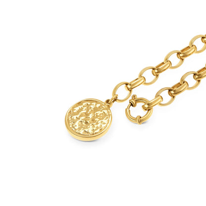 Close-up van de gouden One Jewels ketting met een gedetailleerde hanger.